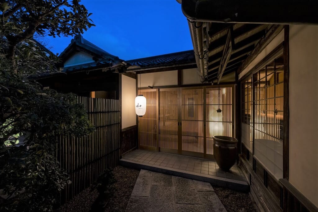 夜の灯りに浮かぶ築120年の古民家 ── 東大寺門前 和 Nagomi