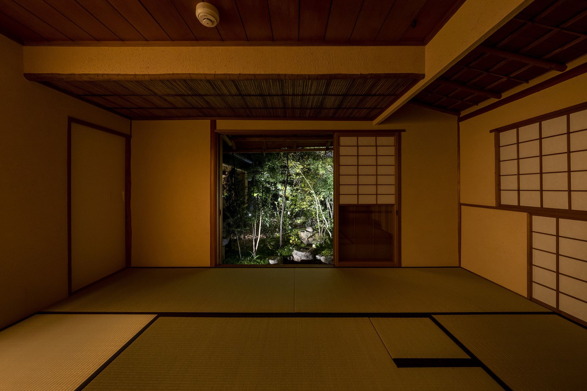 Tatami room overlooking the garden at 東大寺門前 和 Nagomi, Nara