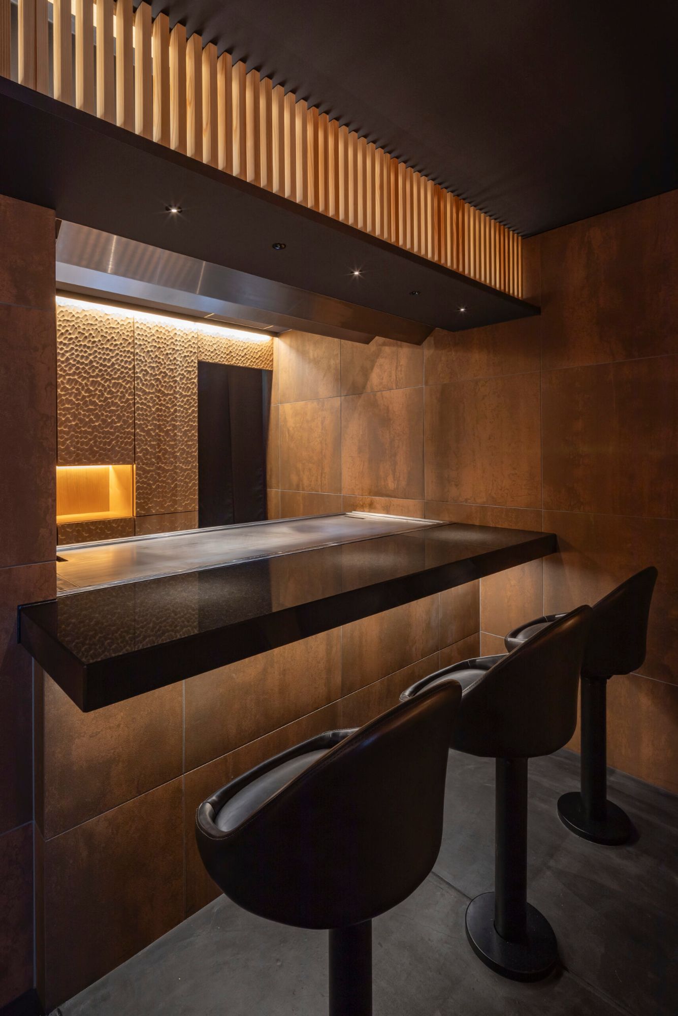 Teppanyaki counter in a softly lit room at 清水 創 SOU, a wagyu steakhouse near Kiyomizu-dera, Kyoto