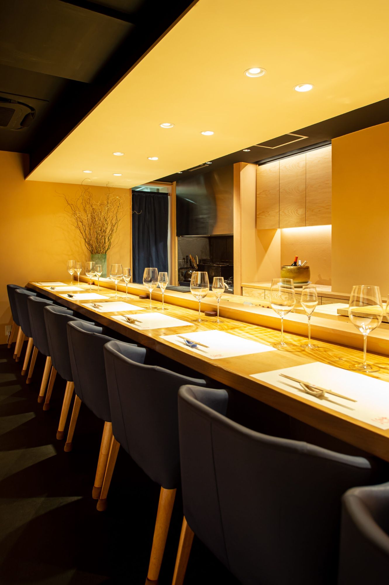 Counter seats at 肉炭馨 和衷 WACYU, a wagyu kappo restaurant in Kitashinchi, Osaka
