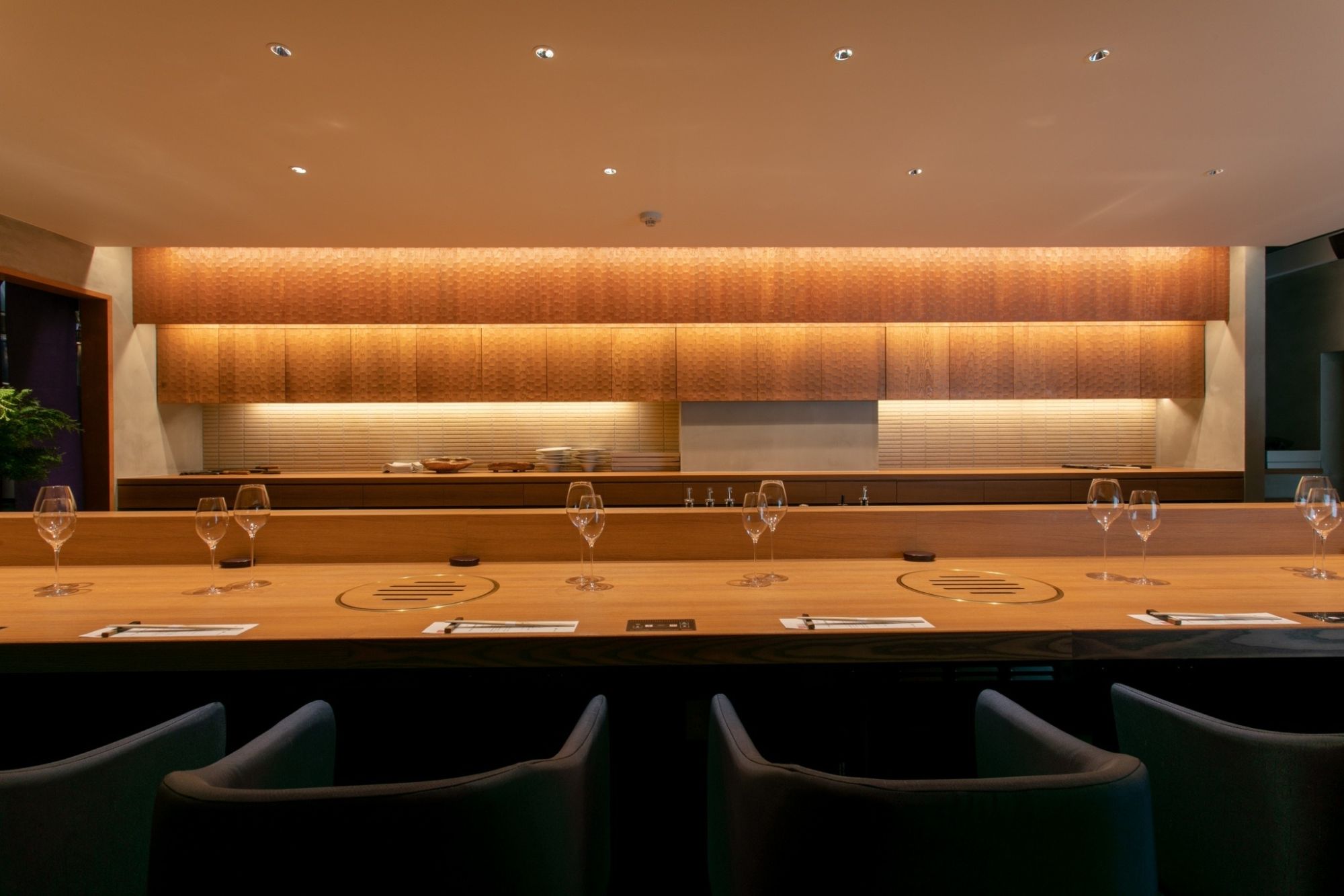 Counter seats for wagyu yakiniku at 芦屋焼肉 結 YUI in Ashiya, Hyogo